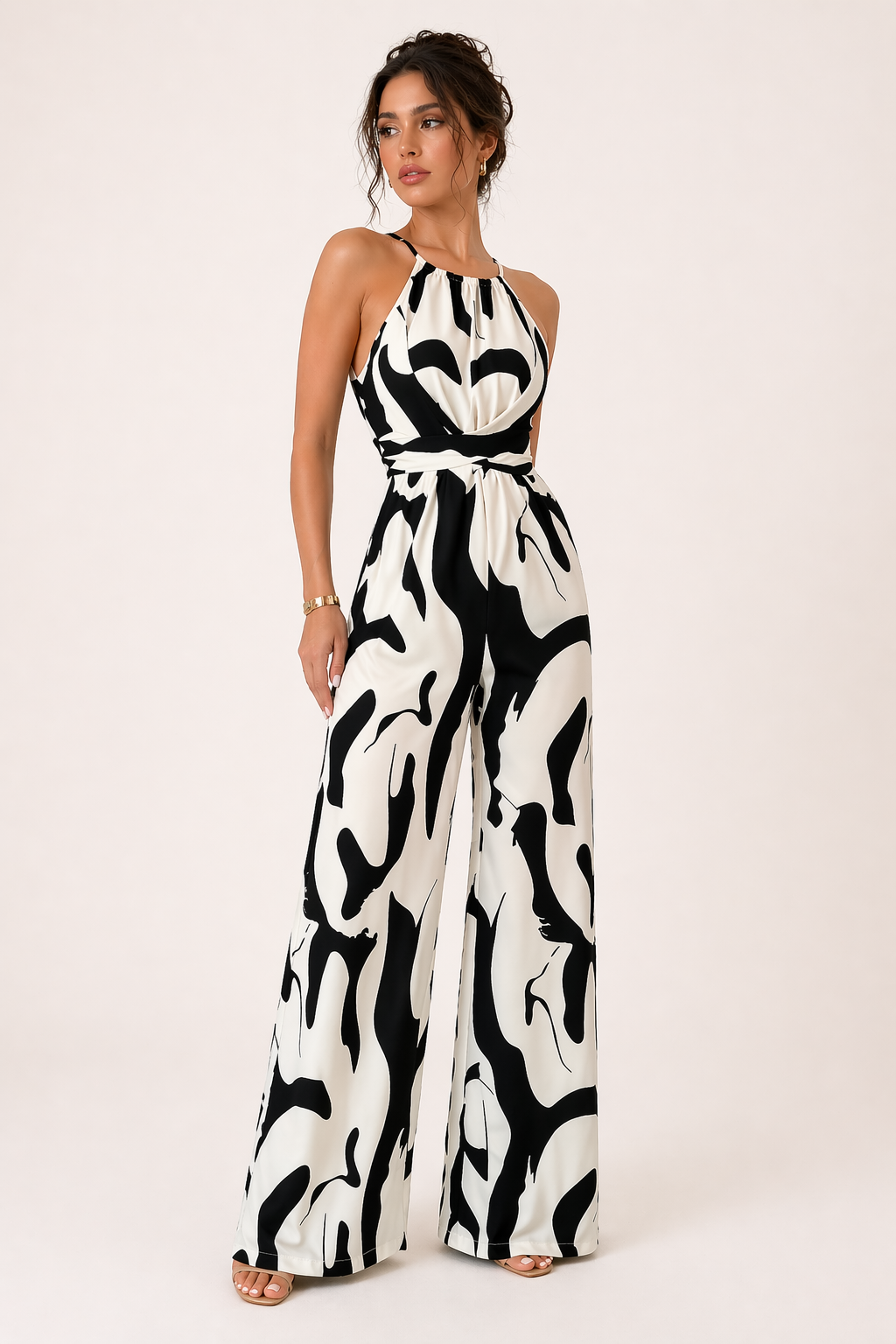 Combinaison élégante femme dos nu, jambes larges. Idéale pour soirée d'été chic ou look décontracté stylé. Confort et mode.