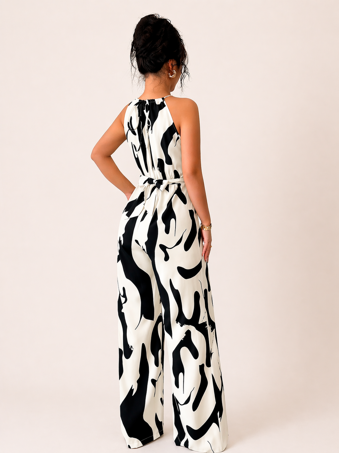 Détail dos nu sophistiqué d'une combinaison femme chic à jambes larges, parfaite pour un look glamour de soirée ou d'été.