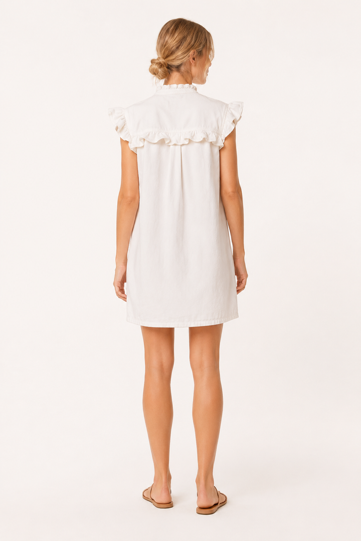Robe courte femme avec volants et boutons, style chic décontracté. Parfaite pour une tenue estivale moderne.