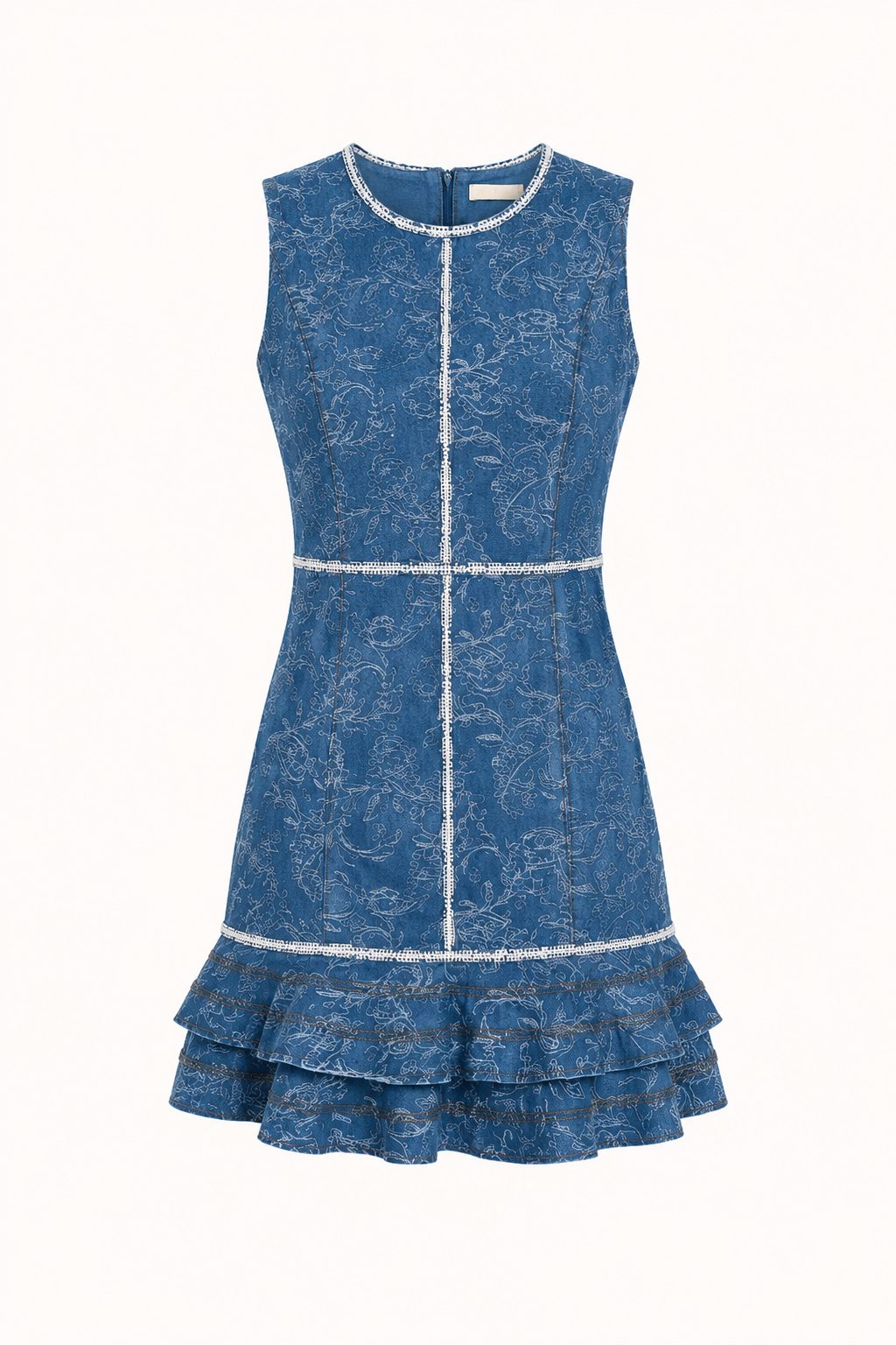 Vue d'ensemble de la robe d'été femme imprimée. Design sans manches, coupe courte avec volants. Tenue chic décontractée.