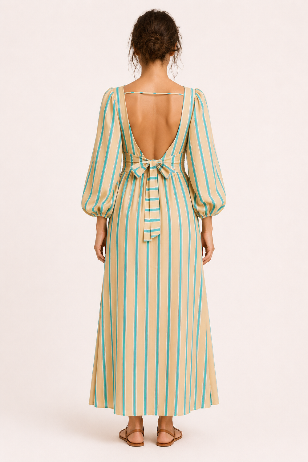 Robe femme rayée élégante, manches bouffantes, coupe longue fluide, mode féminine décontractée chic.