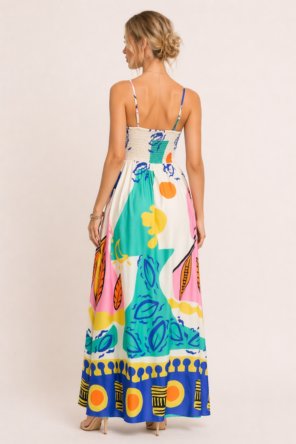 Robe femme longue imprimée avec motif estival, bretelles fines, style fluide et décontracté pour un look chic.