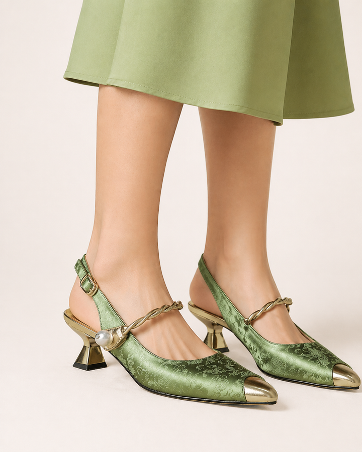 Élégantes chaussures femme noires à talon bas. La bride empeigne offre confort et soutien pour un look chic mode.