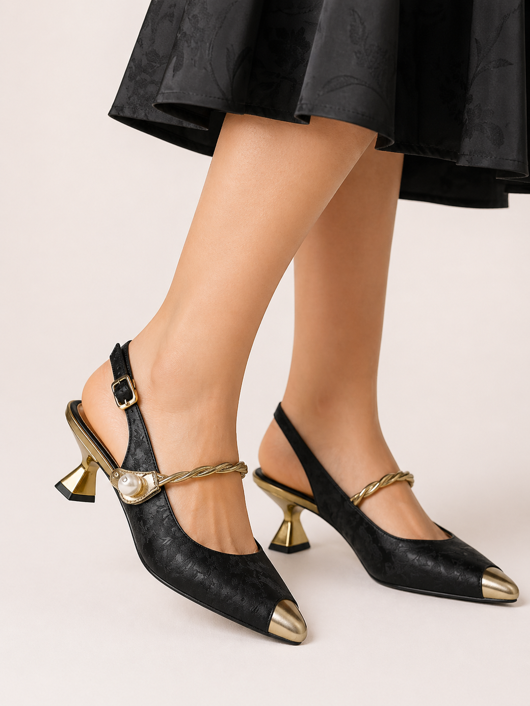 Chaussures à talon bas noires pour femmes avec bride empeigne, élégantes et confortables pour le bureau.