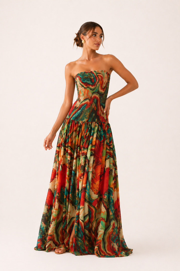 Robe longue femme élégante sans bretelles imprimée multicolore pour l'été. Style féminin décontracté.