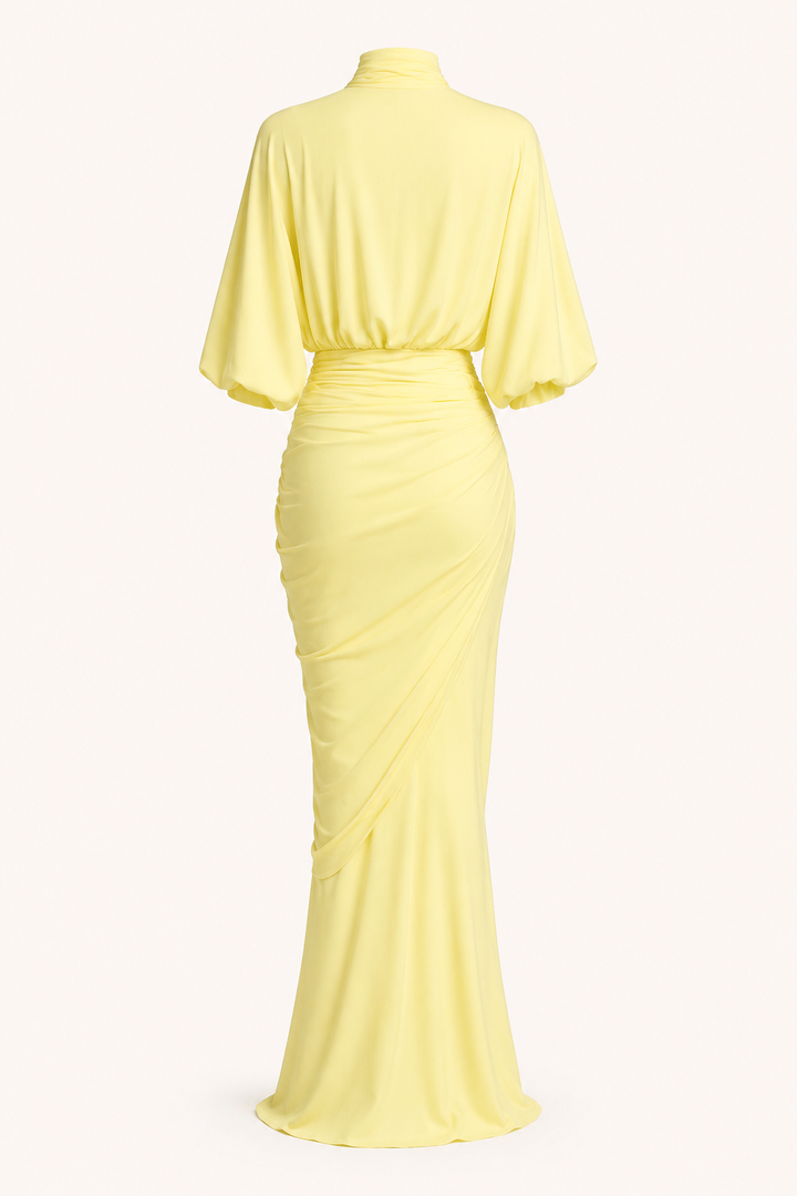 Robe de mariage femme longue jaune élégante, avec volants, manches amples et col roulé. Look chic et tendance.