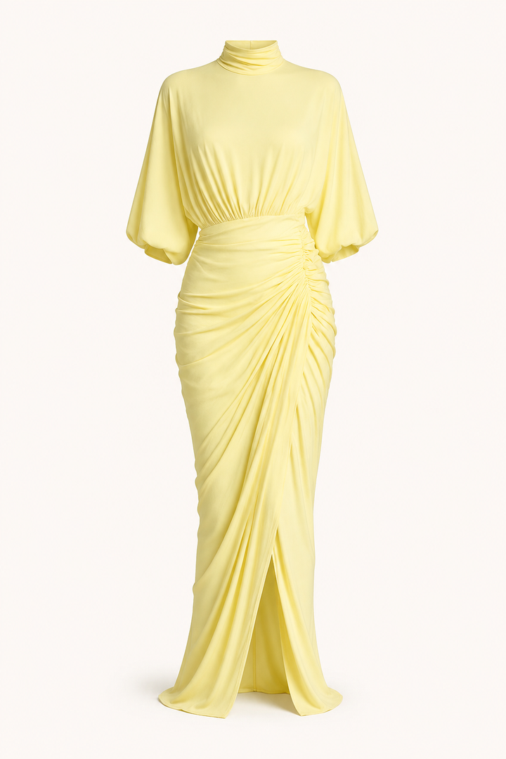 Tenue de cérémonie chic: robe longue jaune élégante pour mariage, avec col roulé et détails de volants délicats.