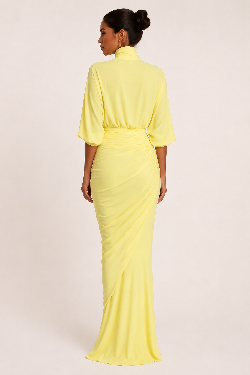 Robe de soirée chic jaune à manches amples et volants, col roulé. Parfaite tenue de cérémonie élégante pour femme.