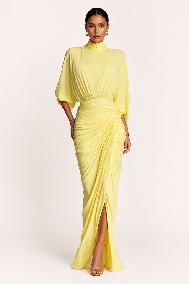 Robe longue femme jaune élégante avec col roulé et volants, idéale pour mariage ou soirée chic.