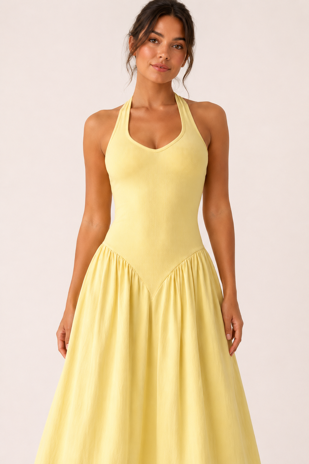 Vue arrière de la robe longue jaune à dos nu élégant pour femme, coupe fluide, idéale pour l'été.