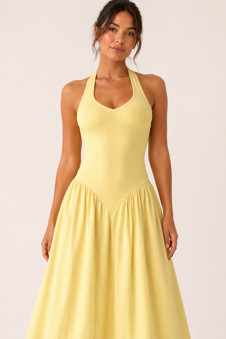 Vue arrière de la robe longue jaune à dos nu élégant pour femme, coupe fluide, idéale pour l'été.