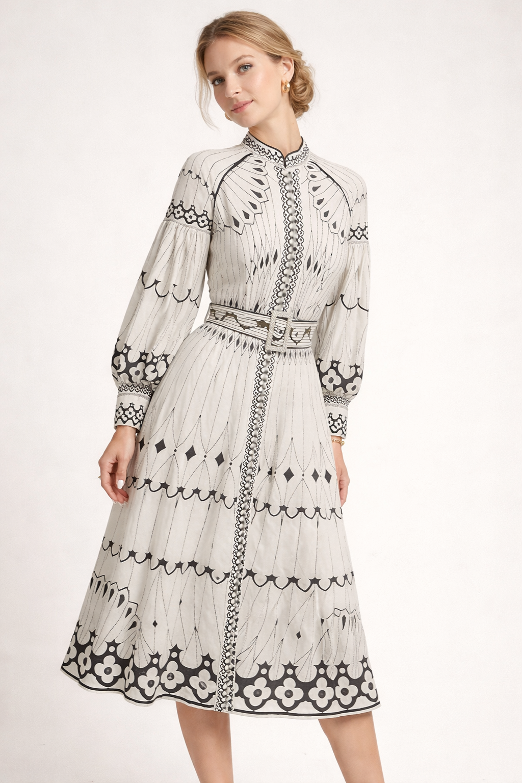 Femme en robe midi fleurie aux manches lanternes. Style chic et printanier, imprimé floral éclatant et moderne.