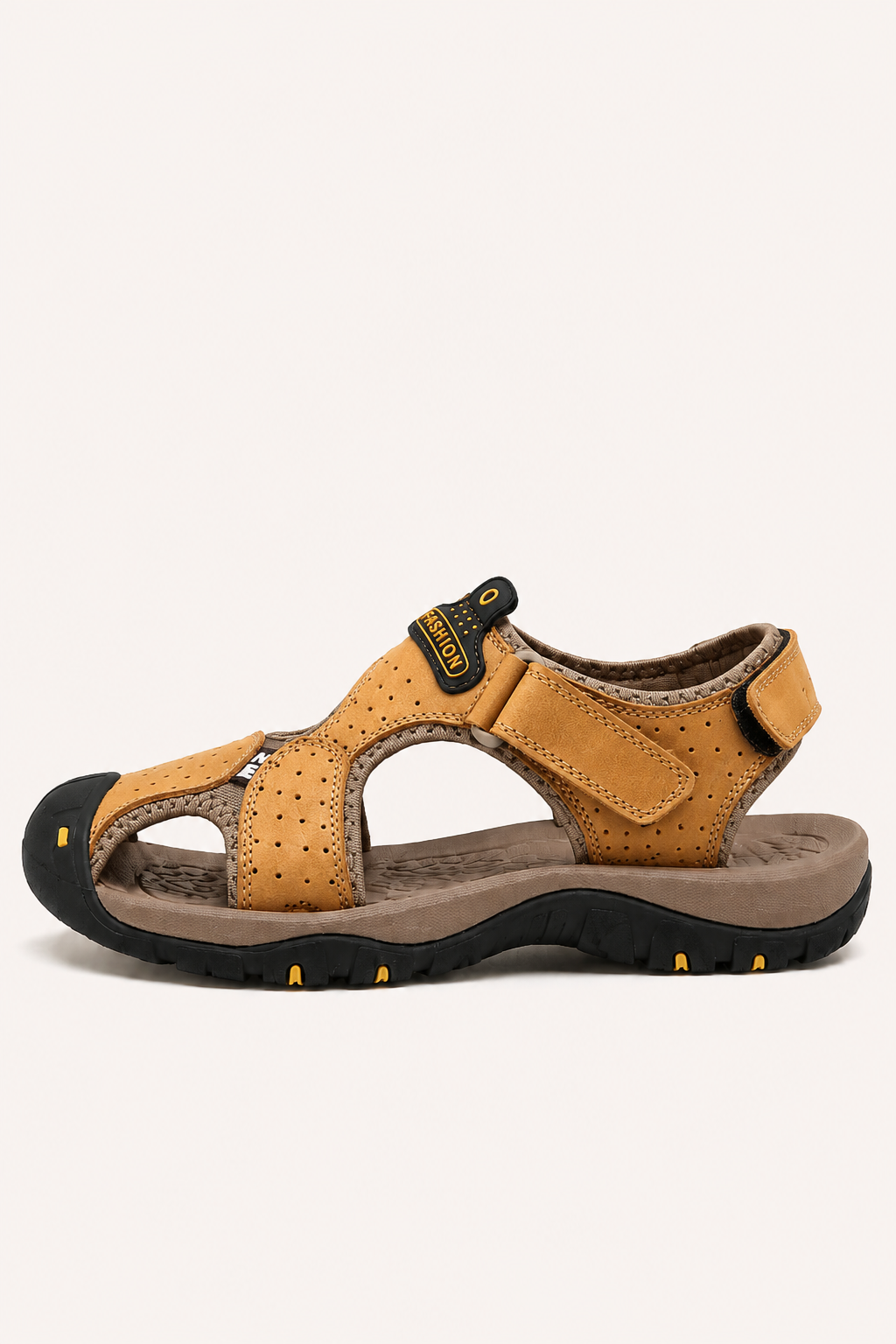Sandales d'été homme avec semelle épaisse pour randonnée. Offrent aération optimale et confort durable en aventure.