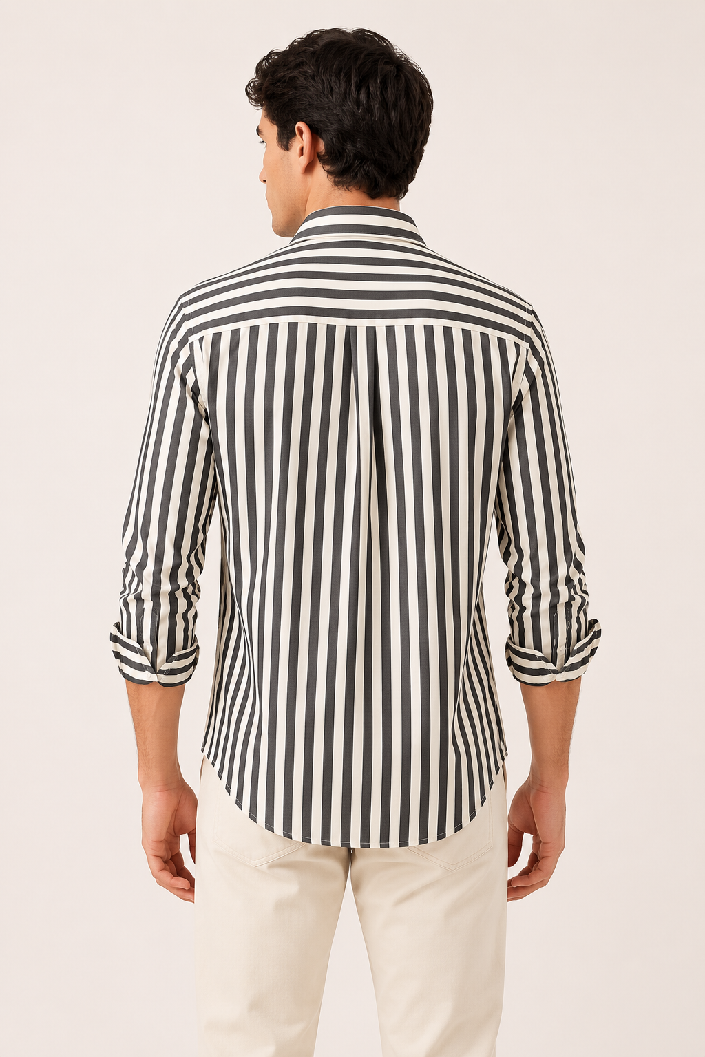 Chemise décontractée rayée pour hommes, facile à porter. Parfaite pour loisirs, style casual et confort estival.