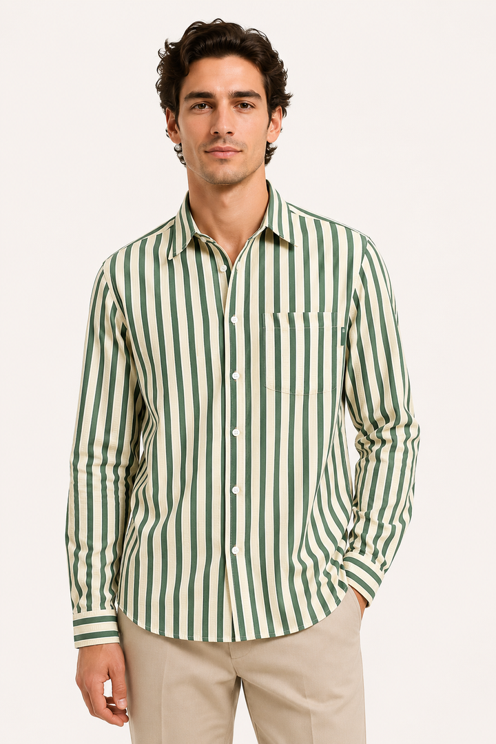 Chemise hommes rayée légère, coupe décontractée pour un confort optimal. Parfaite pour l'été et le style casual.