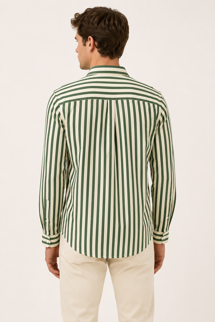 Élégante chemise rayée décontractée pour hommes, un incontournable de la mode masculine printemps-été.