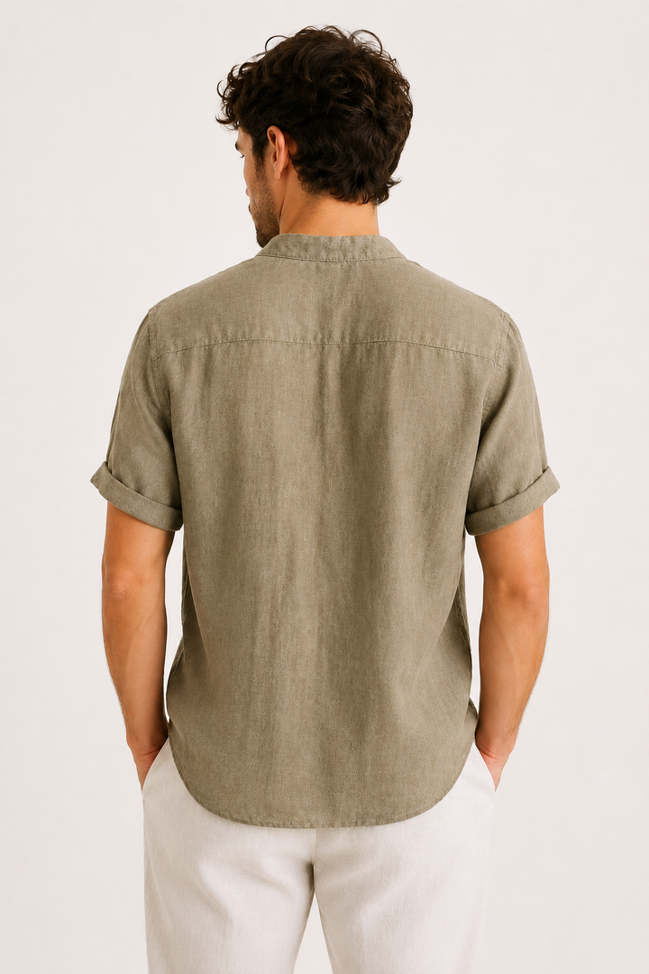 Chemise homme col mao, manches courtes, décontractée, disponible en jaune, blanc et gris.