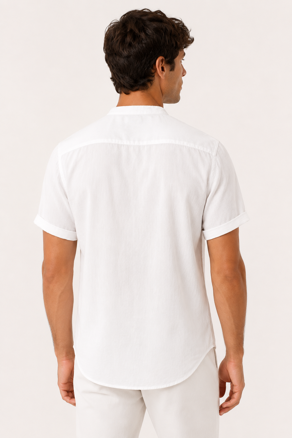 Chemise homme col mao, manches courtes, légère et confortable, idéale pour les vacances d'été.