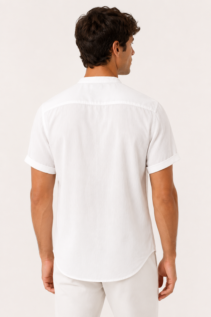 Chemise homme col mao, manches courtes, légère et confortable, idéale pour les vacances d'été.