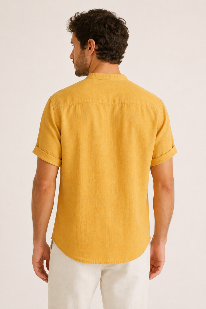 Chemise jaune homme décontractée, col mao, manches courtes, légère et confortable pour l'été.