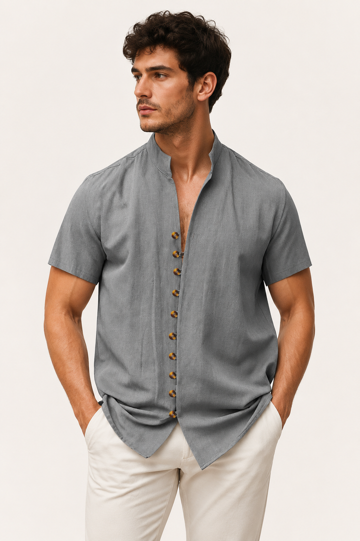 Chemise homme col mao manches courtes, style décontracté estival moderne. Idéale pour plage et vacances.