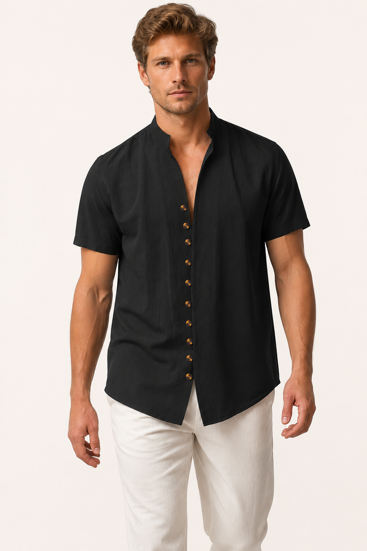Chemise homme d'été col mao manches courtes. Design moderne et coupe décontractée pour un confort optimal.
