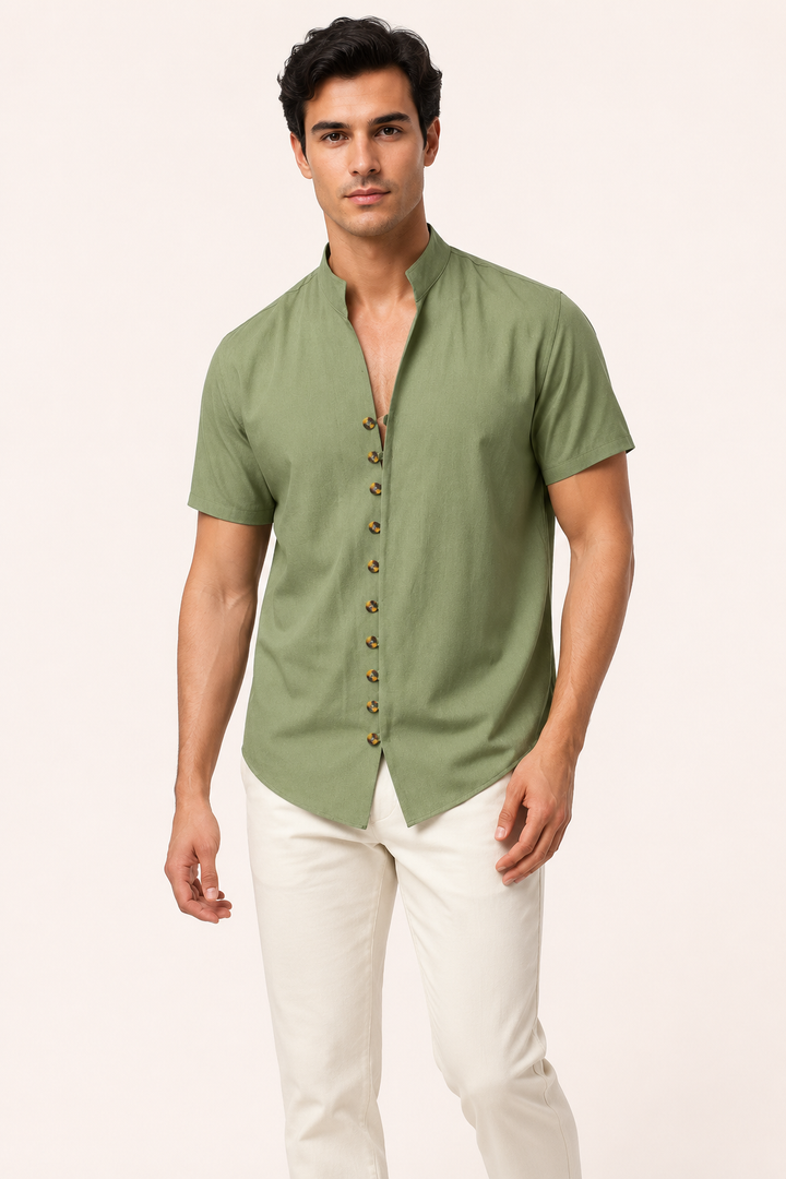 Chemise homme boutonnée col mao manches courtes, essentielle pour un look décontracté estival.