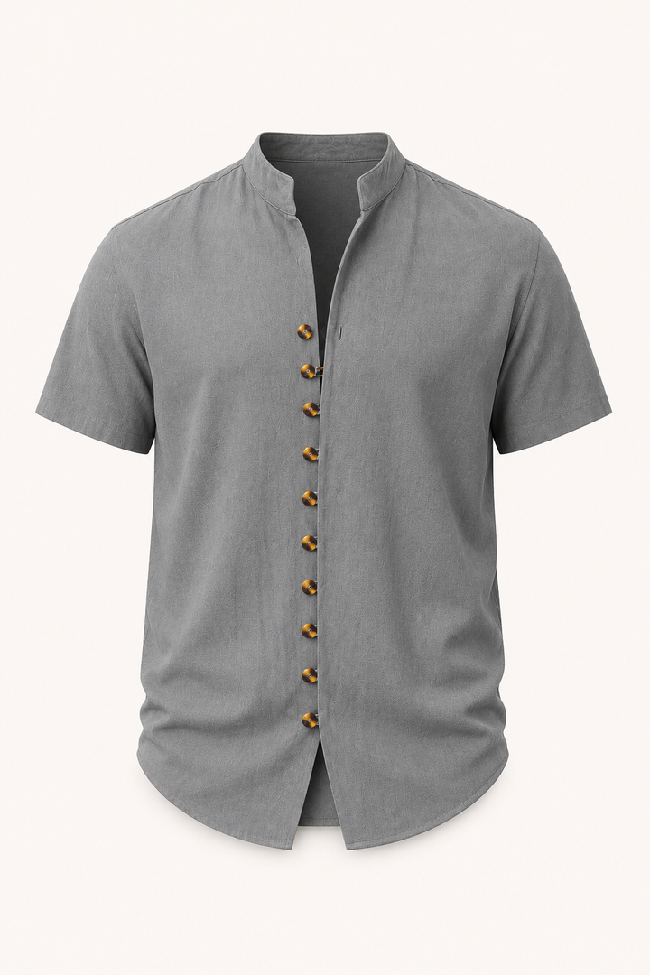 Chemise décontractée homme à col mao et manches courtes. Idéale pour les chaudes journées d'été et la plage.
