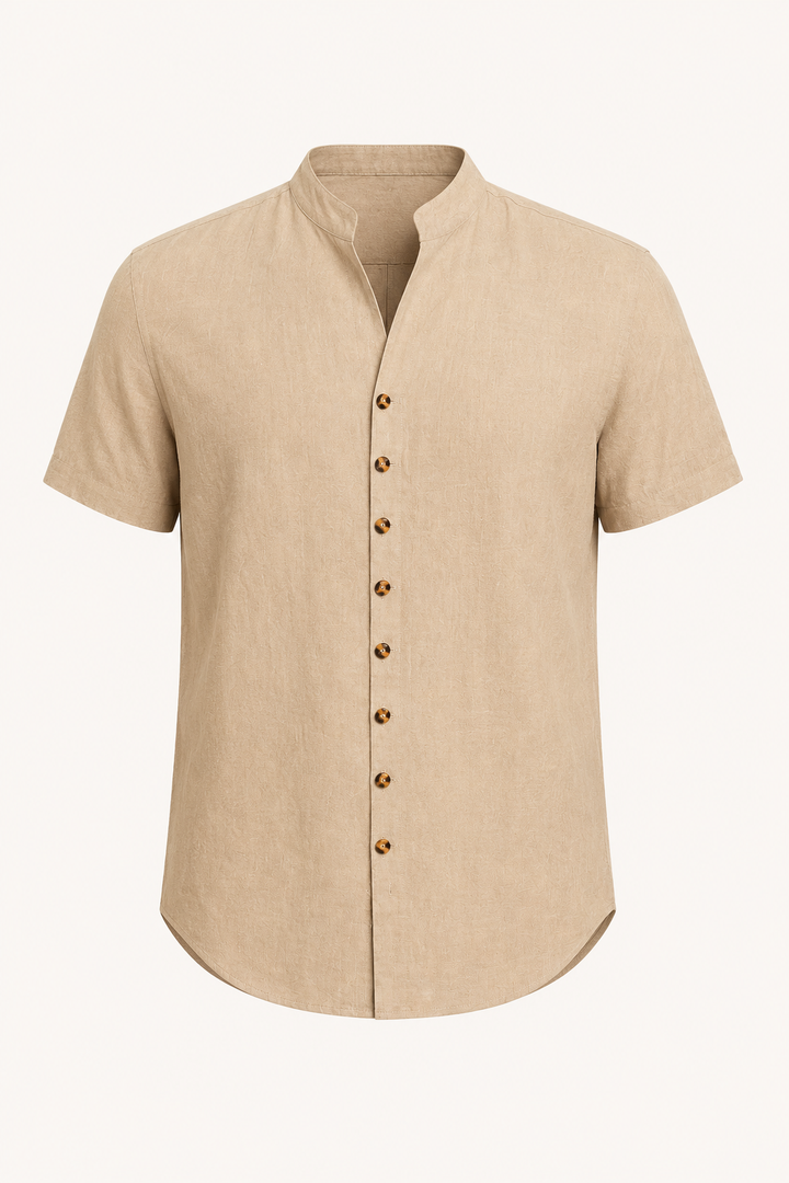 Chemise boutonnée homme col mao manches courtes, un essentiel pour un look décontracté estival chic.