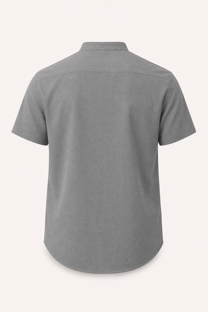 Chemise homme estivale à col mao et manches courtes. Style moderne et confortable pour vacances d'été.