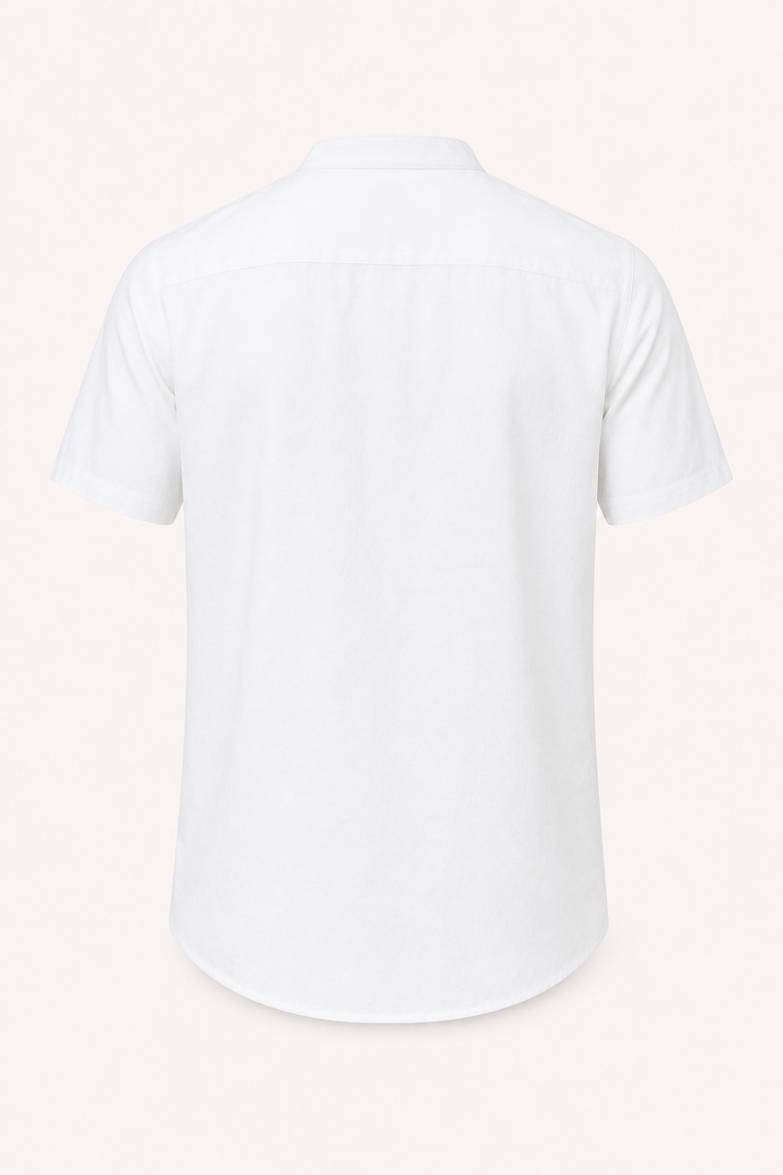 Vêtement homme décontracté : chemise col mao manches courtes, idéale pour l'été. Style moderne boutonnée.