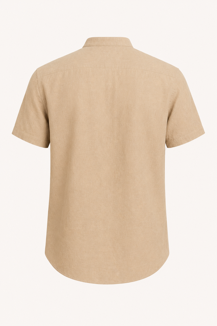 Hommes : chemise col mao manches courtes décontractée pour l'été. Idéale plage, vacances et loisirs.