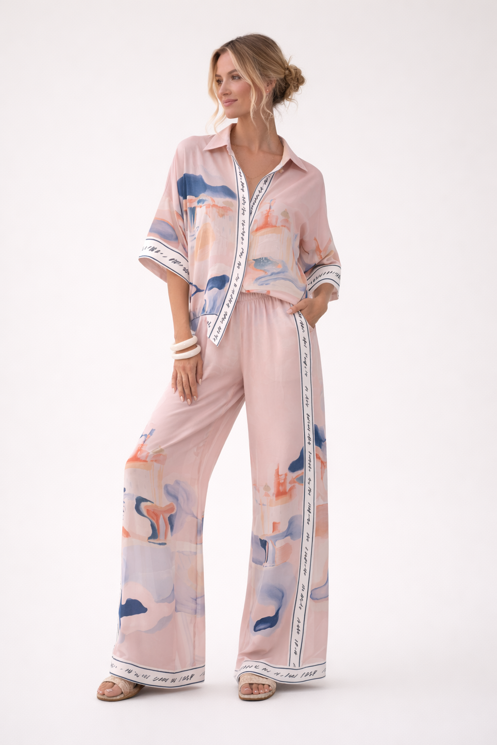 Ensemble fluide femme rose imprimé, avec chemise ample et pantalon jambes larges. Idéal pour un été chic et confortable.