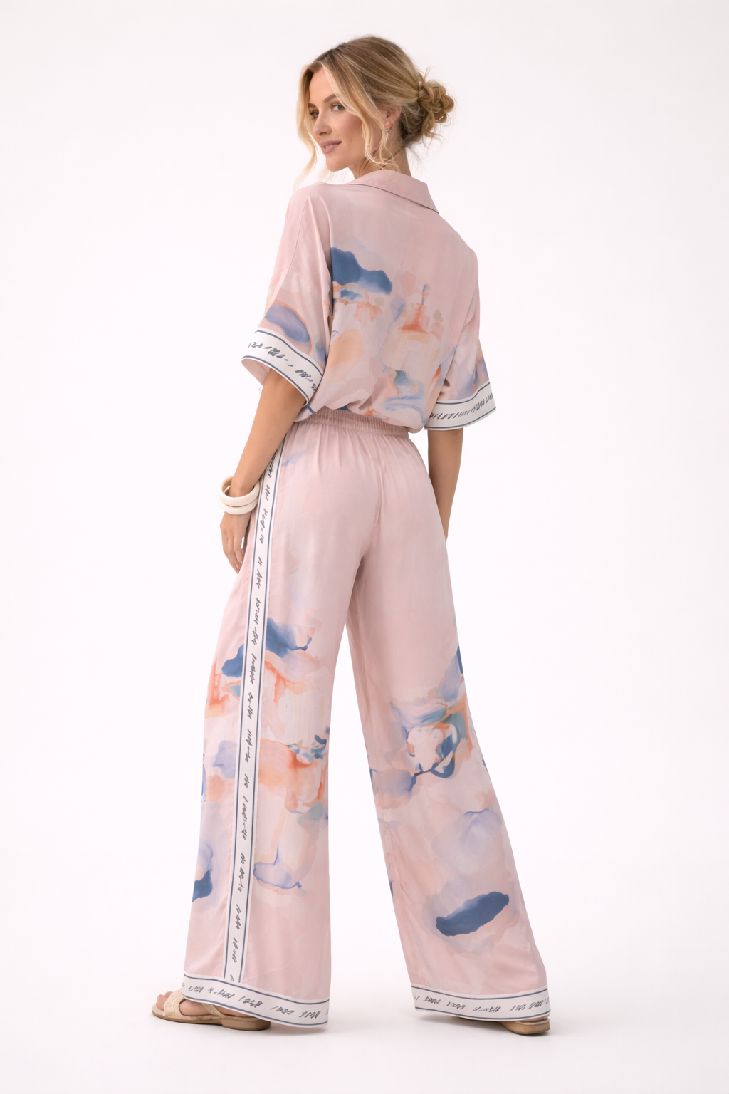 Ensemble fluide femme chic et confortable, chemise ample et pantalon jambes larges à motifs. Idéal pour l'été ou les vacances.