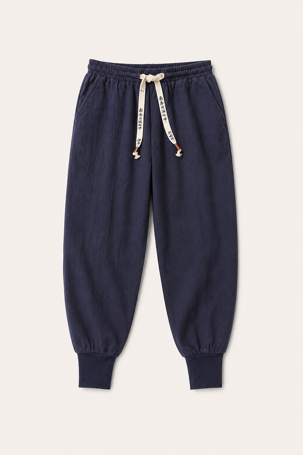 Homme portant un jogging noir ajusté, look sport chic. Pantalon de jogging casual pour toute occasion.