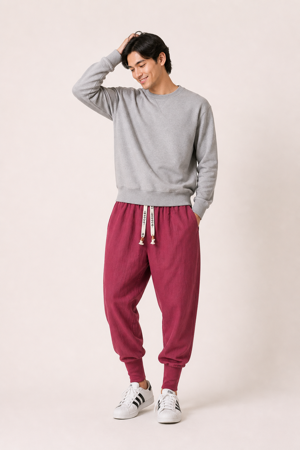 Pantalon de jogging homme moderne, coupe ajustée, pour un style décontracté et urbain. Confort optimal.