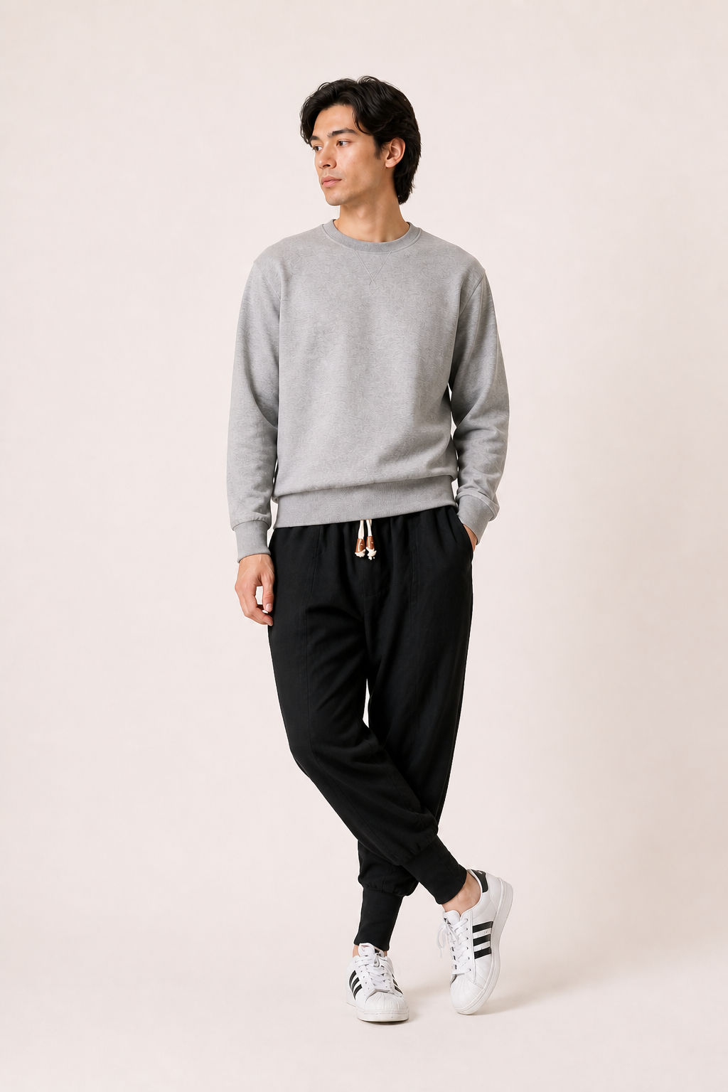 Jogging homme avec ceinture élastique et poches pratiques. Coupe ajustée pour un look mode casual.