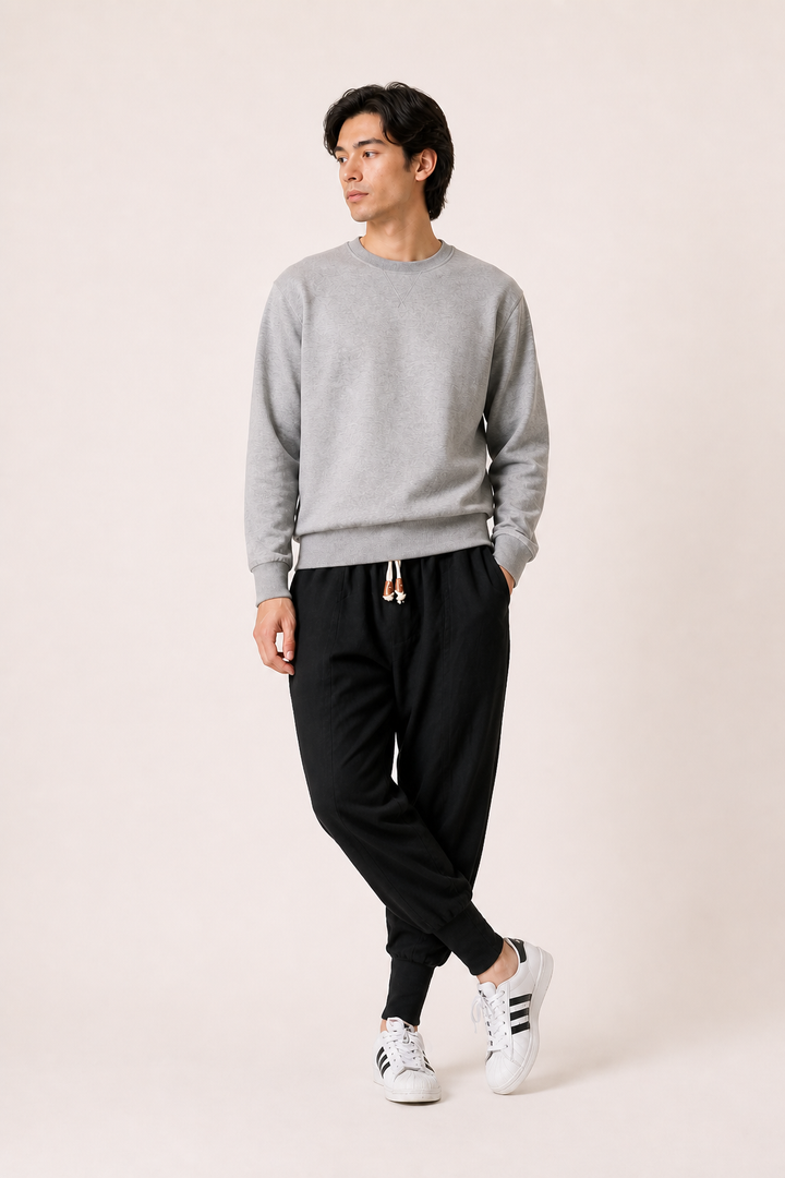 Jogging homme avec ceinture élastique et poches pratiques. Coupe ajustée pour un look mode casual.