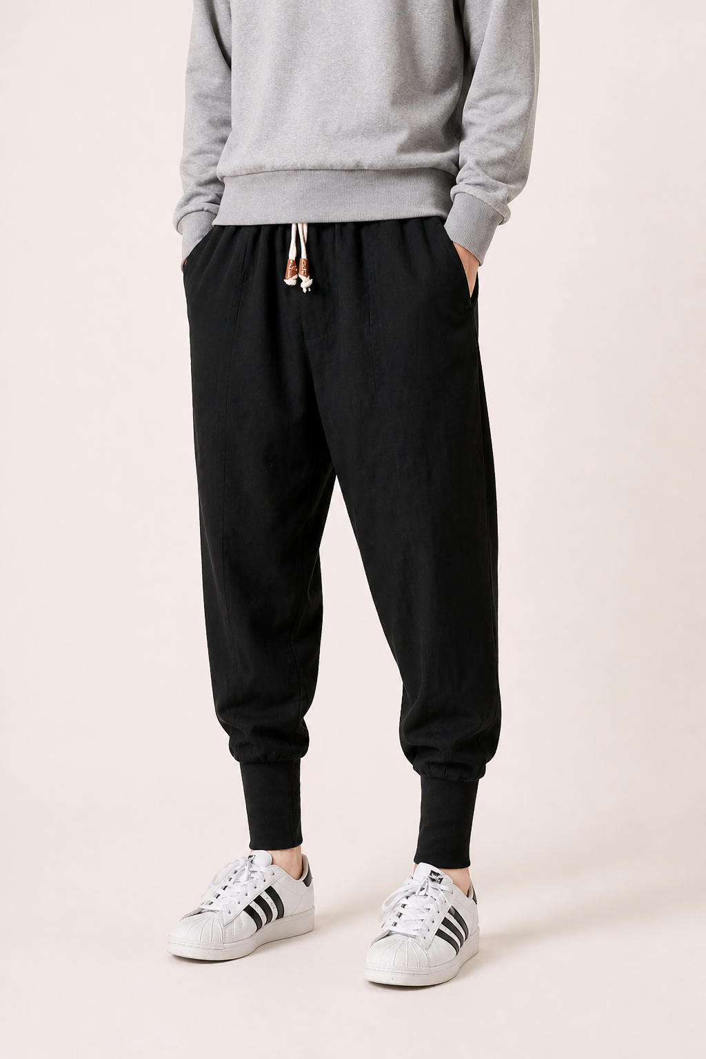 Pantalon de jogging homme noir confortable, style décontracté. Idéal pour loisirs, sport ou voyage.