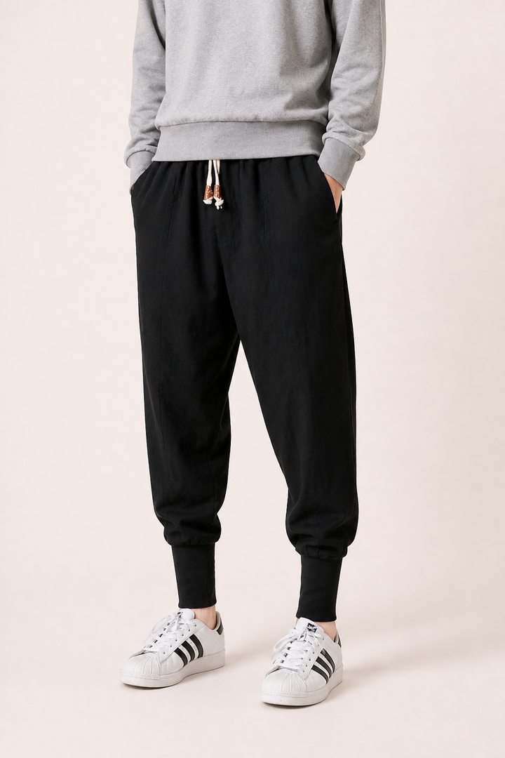 Pantalon de jogging homme noir confortable, style décontracté. Idéal pour loisirs, sport ou voyage.