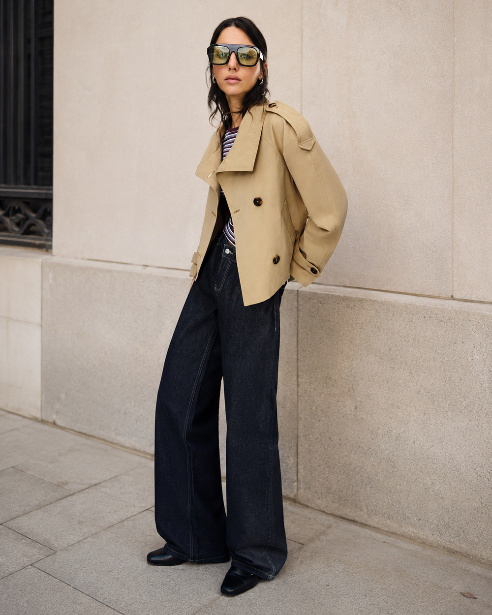 Veste trench chic femme kaki. Manteau court mode automne, col montant et ceinture fine. Nouvelle collection.