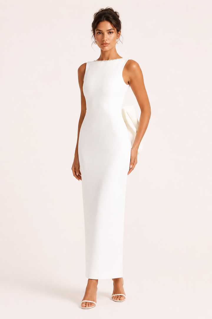 Robe longue blanche élégante pour femme, encolure perlée chic, idéale soirée ou cérémonie, sans bretelles.