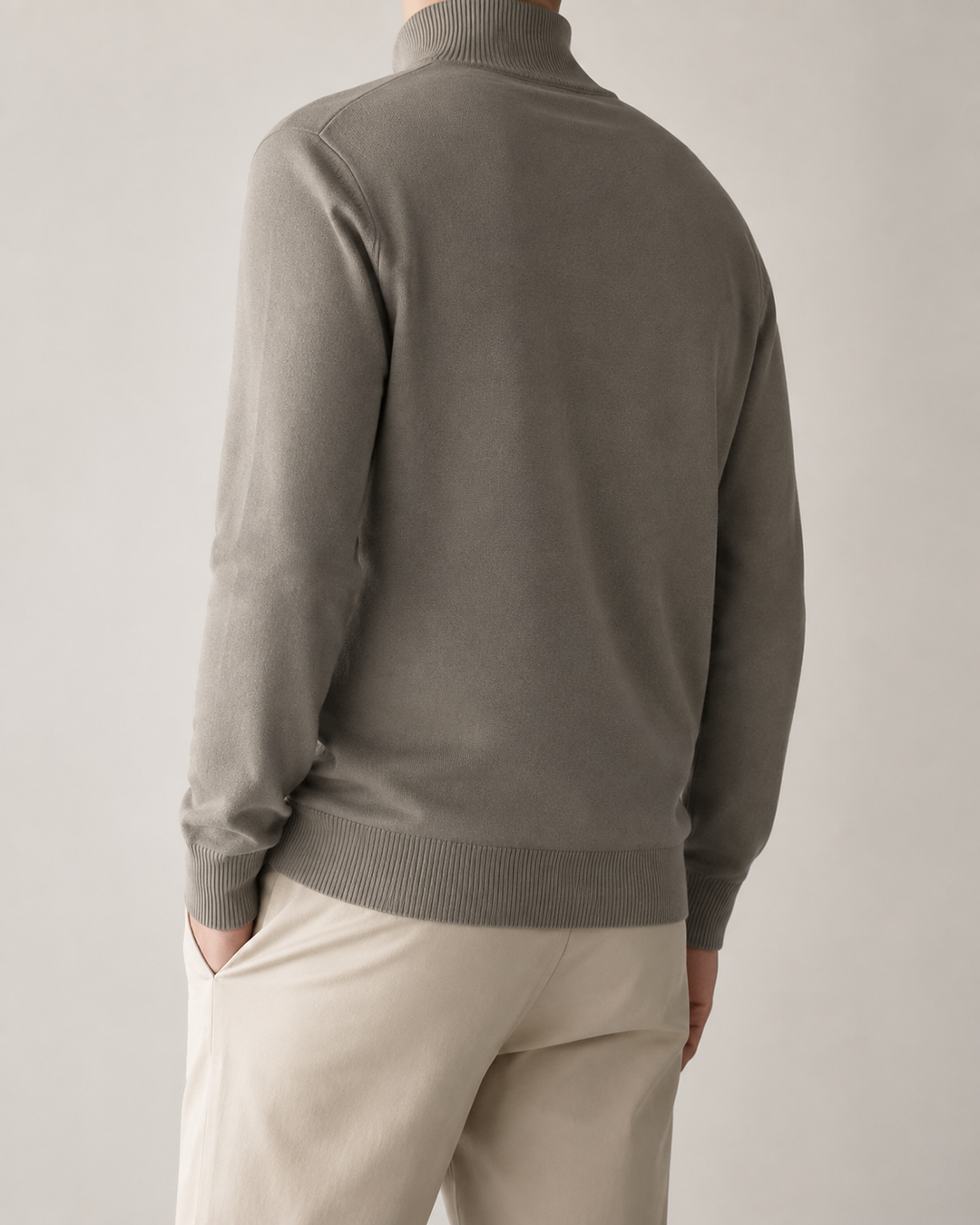 Pull homme coupe droite, col montant zippé, offre un confort optimal et un style moderne.