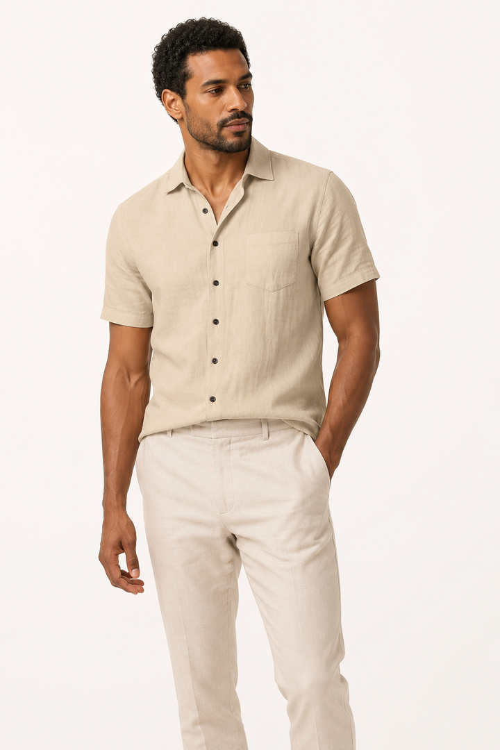 Chemise homme confortable manches courtes, style décontracté boutonnée, avec poche poitrine.