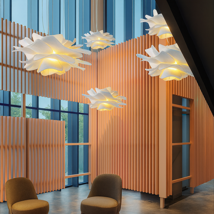 Lampe suspendue design unique forme florale, en acrylique translucide, touche artistique à l'éclairage.