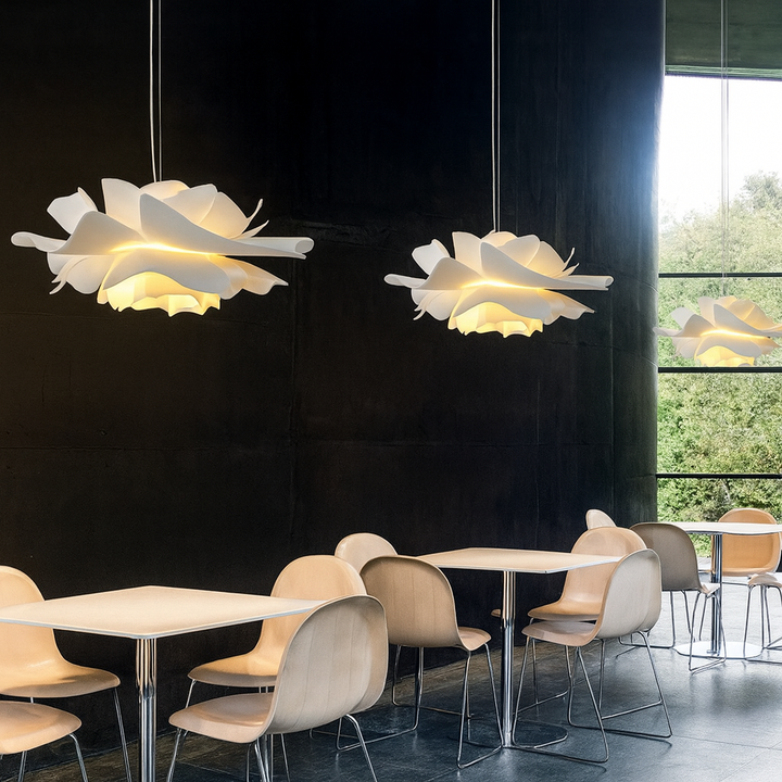 Décoration lumineuse : lampe suspendue florale moderne pour salon ou salle à manger, éclat sculptural.