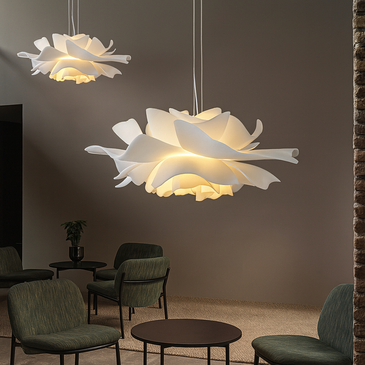 Lampe suspension florale artistique LED en acrylique, design sculptural pour salon moderne.