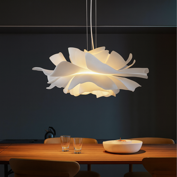 Luminaire suspension florale artistique luxe, design moderne avec pétales acrylique, pour intérieur élégant.
