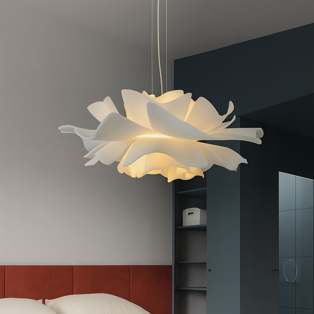 Suspension design florale en acrylique blanc, lumière LED douce, crée ambiance luxueuse salle à manger.