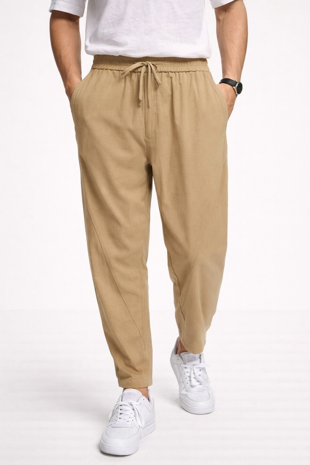 Homme portant un pantalon de jogging kaki décontracté, parfait pour le sport ou les loisirs. Style polyvalent & confort.